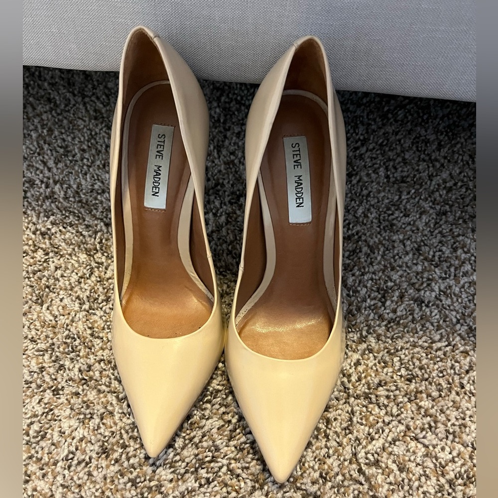 Steve Madden Beige Pumps